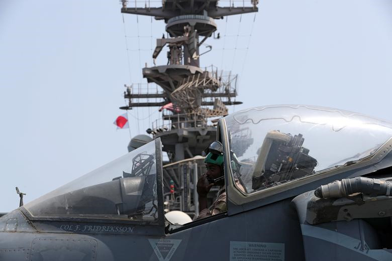 Một lính thủy đánh bộ Mỹ đang bảo trì máy bay AV-8B Harrier trên tàu USS Boxer. “Chúng tôi muốn giúp các đồng minh trong khu vực yên tâm, bảo đảm tự do hàng hải và dòng chảy thương mại thông suốt trong khu vực”, đại tá Fridrik Fridrikson, sĩ quan chỉ huy Đơn vị Lính thủy đánh bộ Viễn chinh số 11, nói với Reuters.