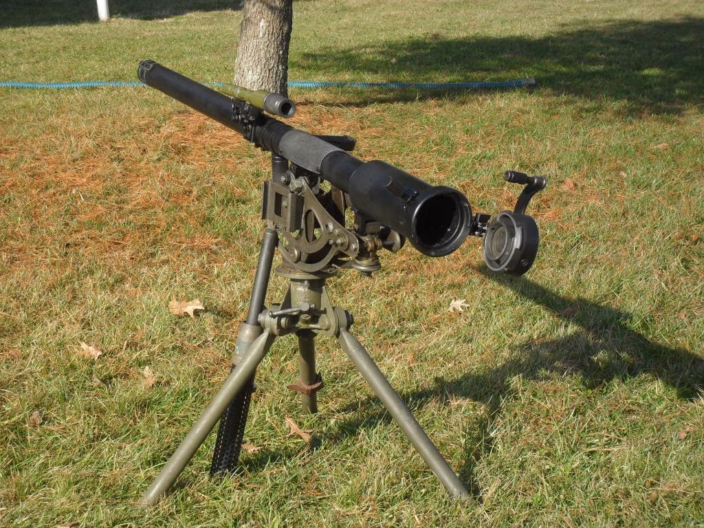 Về khả năng tác chiến M18 có tầm bắn hiệu quả chỉ gần 4.000m và có tốc độ bắn trung bình tùy thuộc và yếu lĩnh của xạ thủ. Kíp chiến đấu của M18 từ 1-3 binh sĩ có thể bắn từ trên vai hoặc sử dụng giá súng ba chân.