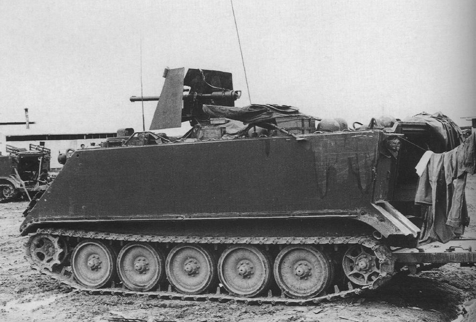 Việc gắn súng M18 lên trên M113 cũng khá đơn giản và hoàn toàn có thể được thực hiện ngay trên chiến trường chỉ với một vài dụng cụ cơ khí cơ bản. Dù vậy cải tiến này cũng có một số hạn chế nhất định, nhất là việc sửa đổi tháp pháo của M113 khiến nó không thể chống đỡ được hỏa lực bắn thẳng từ đối phương.