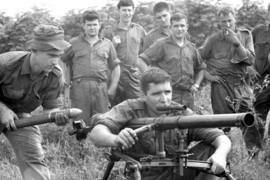 Và tất nhiên, M18 cũng được Quân đội Mỹ và chư hầu mang đến chiến trường Việt Nam khi các loại vũ khí hay tên lửa chống tăng chưa thực sự được phổ biến. Trong ảnh một đơn vị bộ binh Australia huấn luyện sử dụng súng M18 trong Chiến tranh Việt Nam.