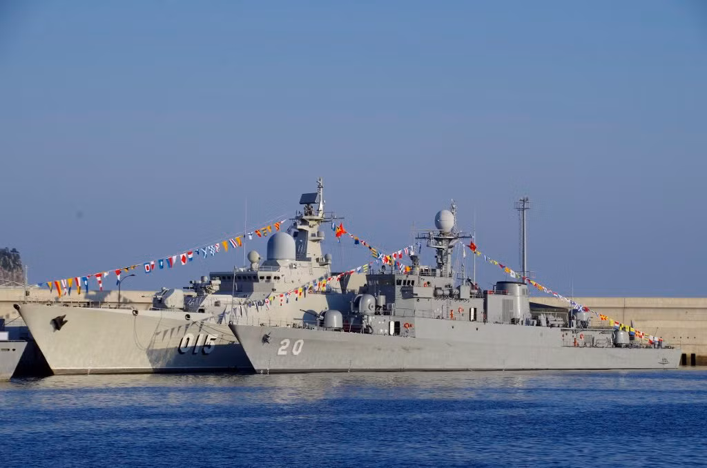 Bản thân Tàu 20 được Hàn Quốc chuyển giao chính thức cho Quân chủng Hải quân từ tháng 10 năm ngoái, đây cũng là tàu Pohang thứ hai của chúng ta được phía nước bạn trao tặng. Thậm chí trước khi lên đường trở về Việt Nam, Tàu 20 còn tham gia lễ duyệt binh trên biển với Hải quân Hàn Quốc ngoài khơi đảo Jeju. Nguồn ảnh: Twitter.