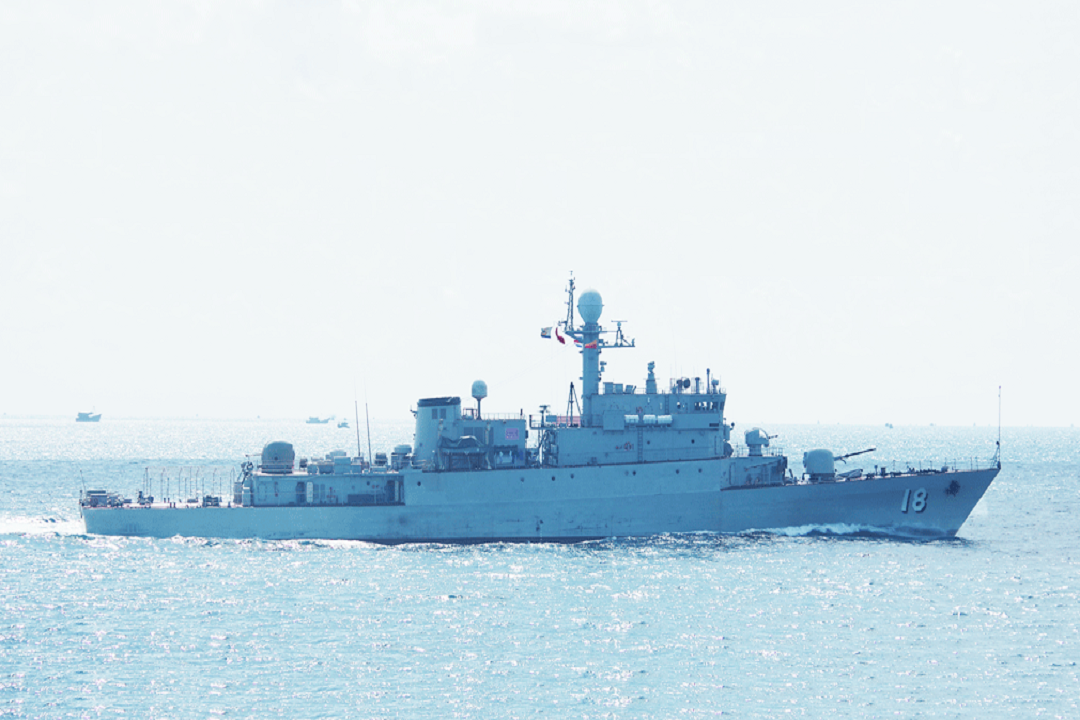 Lớp tàu hộ vệ Pohang có kích cỡ trung bình với chiều dài 88,3 m; chiều rộng 10 m; mớn nước 2,9 m; lượng giãn nước đầy tải 1.300 tấn. Tàu được trang bị động cơ CODOG (diesel và turbine khí kết hợp) cho phép tàu chạy với vận tốc tối đa 32 hải lý/ giờ và có tầm hoạt động 4.000 hải lý, với thủy thủ đoàn 95 người. Nguồn ảnh: Báo Hải quân.