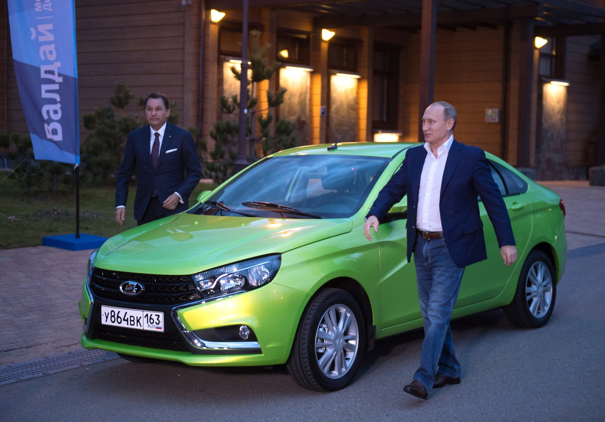 Các mẫu xe hơi mới nhất của Lada cũng được đích thân Tổng thống Putin lái thử trong đó có thể nói đến chiếc Lada Vesta, khi Tổng thống Nga đến Sochi dự Câu lạc bộ quốc tế Valdai. Ảnh: Sputnik.