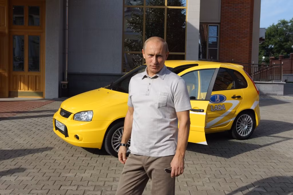 Bên cạnh cốc giữ nhiệt, Tổng thống Nga Putin cũng khá "mát tay" khi lăng xê các sản phẩm nội địa của Nga, trong đó có thể kể đến dòng xe hơi Lada nổi tiếng của nước này. Năm 2010, khi ông Putin giữa cương vị Thủ tướng Nga, ông từng thực hiện một chuyến nghỉ mát bằng một chiếc Lada Kalina dọc đường cao tốc Khabarovsk - Chita. Ảnh: Sputnik.