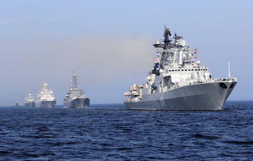 Theo Bộ trưởng Quốc phòng Nga Sergei Shoigu thông báo, tham dự các hoạt động duyệt binh kỷ niệm Ngày Hải quân Nga lần này sẽ có sự tham dự của tàu chiến và đại diện của hải quân 26 nước. Trong đó, tàu chiến của Trung Quốc, Ấn Độ, Việt Nam và Philippines sẽ có mặt trong đội ngũ diễu hành cùng với các tàu của Hải quân Nga. Nguồn ảnh: TASS.