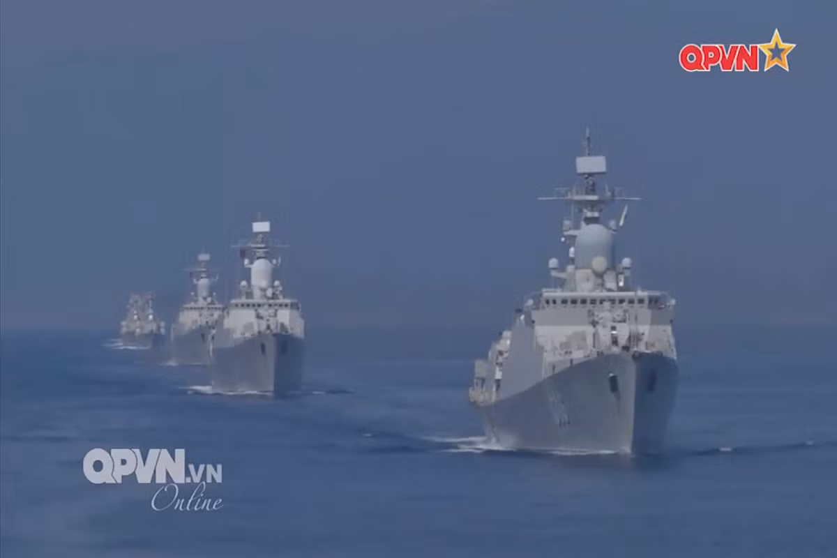 Tàu hộ vệ tên lửa 016 – Quang Trung là một trong những tàu chiến hiện đại nhất của Hải quân Nhân dân Việt Nam và là thuộc cặp tàu hộ vệ tên lửa Gepard 3.9 thứ 2 mà Việt Nam mua của Nga cũng như có nhiều cải tiến lớn so với cặp tàu đầu tiên (011-Đinh Tiên Hoàng và 012-Lý Thái Tổ). Nguồn ảnh: QPVN.