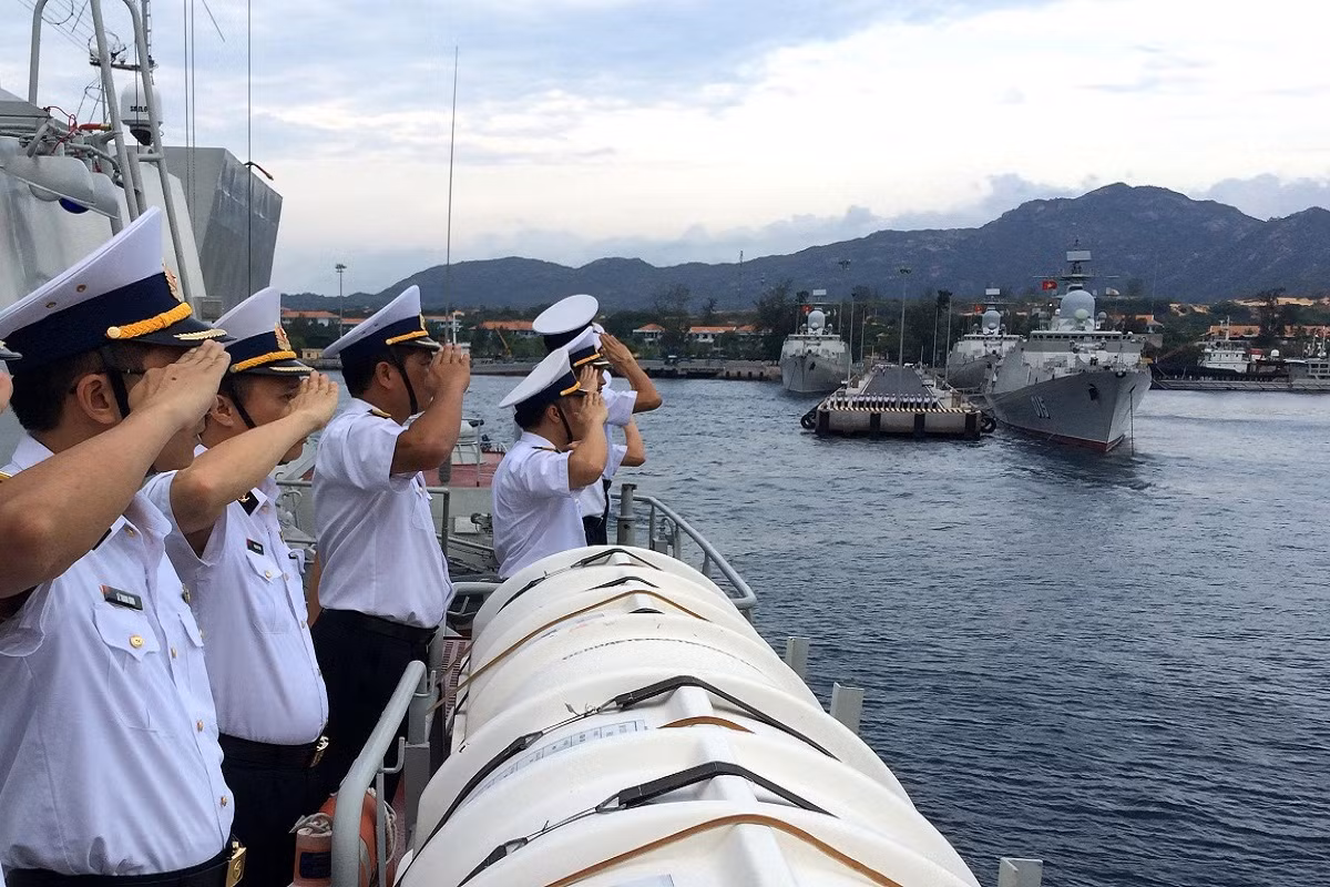 Thông qua các hoạt động đối ngoại quân sự kể trên đã giúp tăng cường hơn nữa mối quan hệ hữu nghị, hợp tác tốt đẹp giữa Quân đội và Hải quân Việt Nam với các quốc gia đối tác, mà trong đó có mối quan hệ hữu nghị truyền thống và Đối tác chiến lược toàn diện Việt Nam-Liên bang Nga. Đồng thời, đây là dịp để kết hợp huấn luyện đi biển đường dài, nâng cao năng lực tổ chức chỉ huy hiệp đồng, khả năng sẵn sàng chiến đấu, trình độ, thao tác làm chủ vũ khí, trang bị của Bộ đội Hải quân trong điều kiện hoạt động dài ngày trên biển. Nguồn ảnh: Quân đội Nhân dân