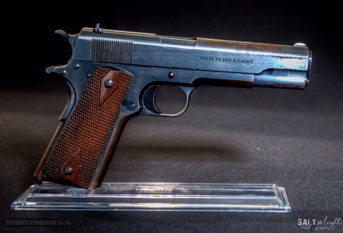 So với các mẫu súng ngắn cùng thời M1911 có thiết kế khá hiện đại, có độ tin cậy cao, phù hợp với việc sản xuất hàng loạt. Chính điều này giúp cho M1911 không chỉ nổi tiếng trong Quân đội Mỹ mà cả giới tội phạm của nước này.