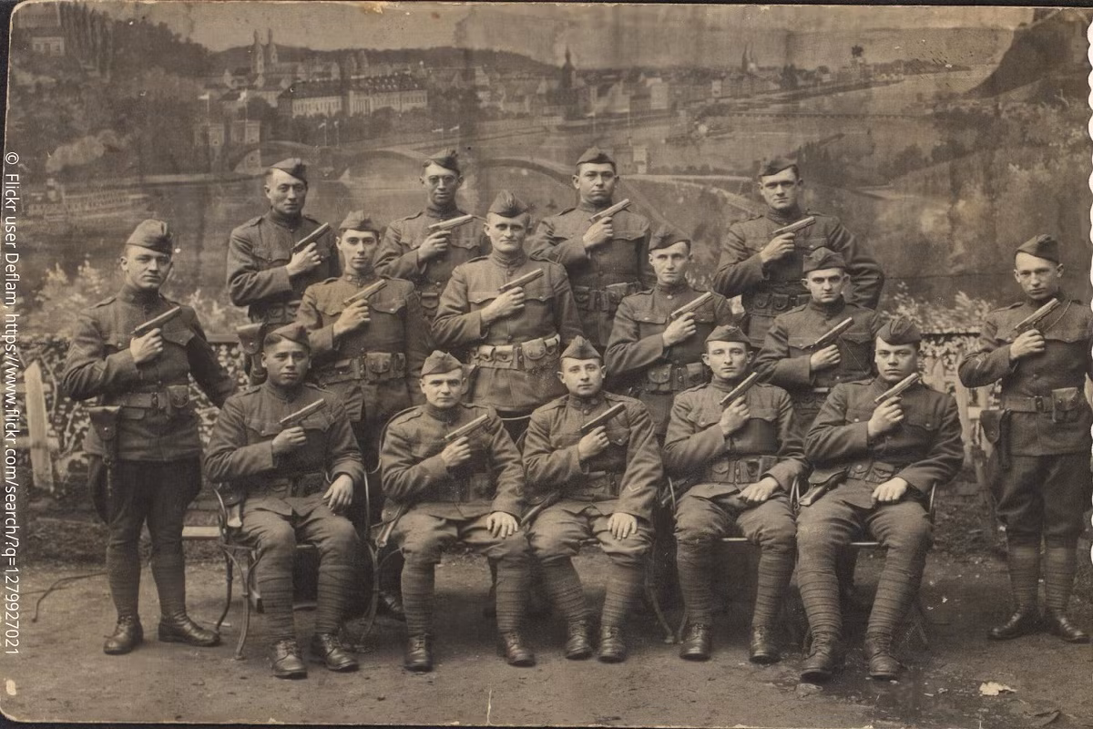 Mẫu súng thứ 2 trong danh sách top 5 của Zvezda là mẫu súng ngắn bán tự động M1911, đây là vũ khí cá nhân nhân tiêu chuẩn của nhiều sĩ quan và binh sĩ Mỹ được đưa vào trang bị từ năm 1911 tên súng cũng đặt theo sự kiện này. Nguồn ảnh: Wikipedia.