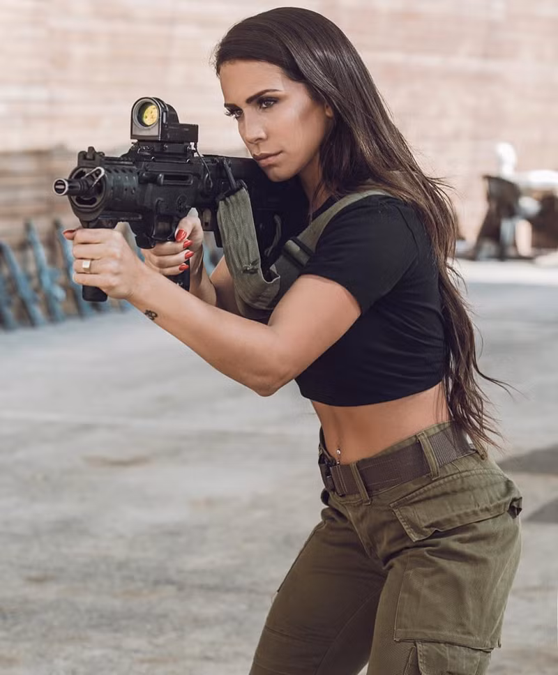 Một nữ quân nhân Israel mang vẻ đẹp rắn rỏi chết người.