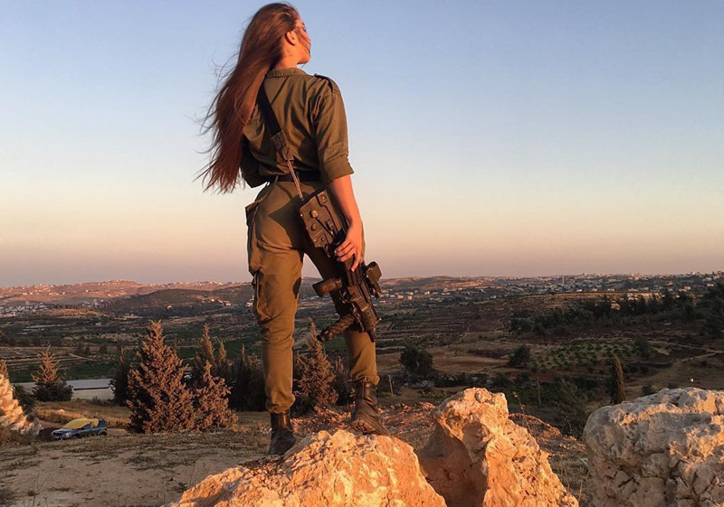 Nữ giới chiếm tỷ lệ lớn trong quân đội Israel. Nam giới phục vụ 3 năm, còn thời hạn nghĩa vụ quân sự của nữ là 2 năm.