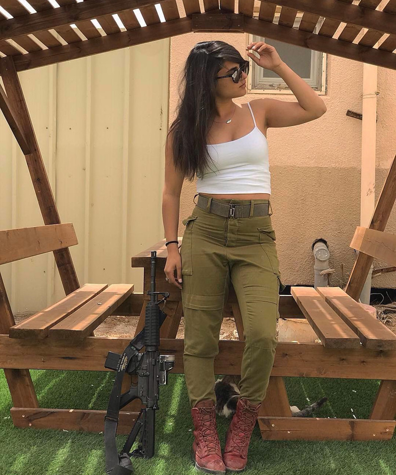 Cô gái này lại mang vẻ đẹp của người Arab. Trong quân đội Israel có cả những quân nhân thuộc tộc người Arab.