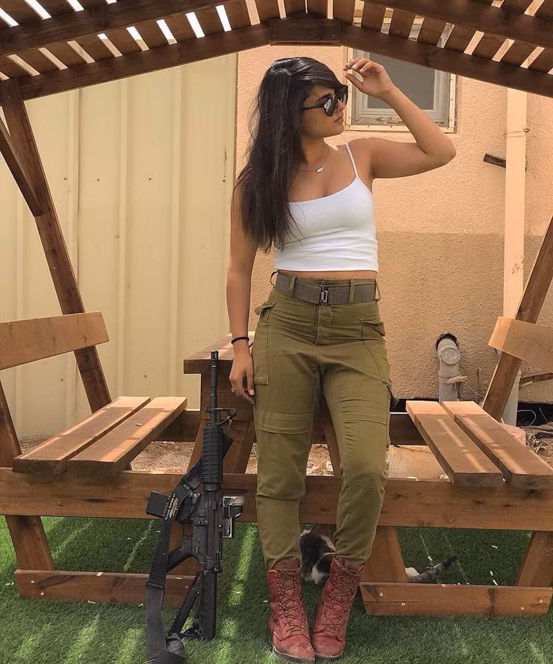 Cô gái này lại mang vẻ đẹp của người Arab. Trong quân đội Israel có cả những quân nhân thuộc tộc người Arab.