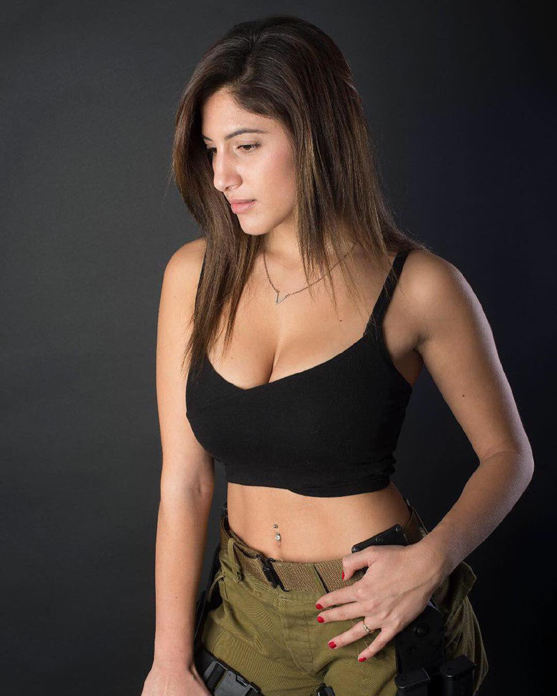 Nữ quân nhân Israel tự tin khoe vẻ đẹp phồn thực của mình.