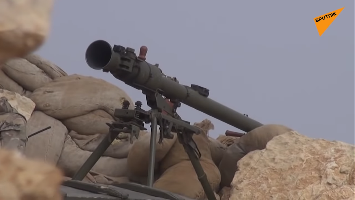 Theo đó Đặc nhiệm SSO sử dụng SPG-9 như một loại vũ khí hỗ trợ hỏa lực tầm gần tấn công các mục tiêu như công sự hay phương tiện bọc thép của phiến quân và chiến đấu ngay trên tuyến đầu cùng với các đơn vị bộ binh của Quân đội Syria. Nguồn ảnh: Sputnik.