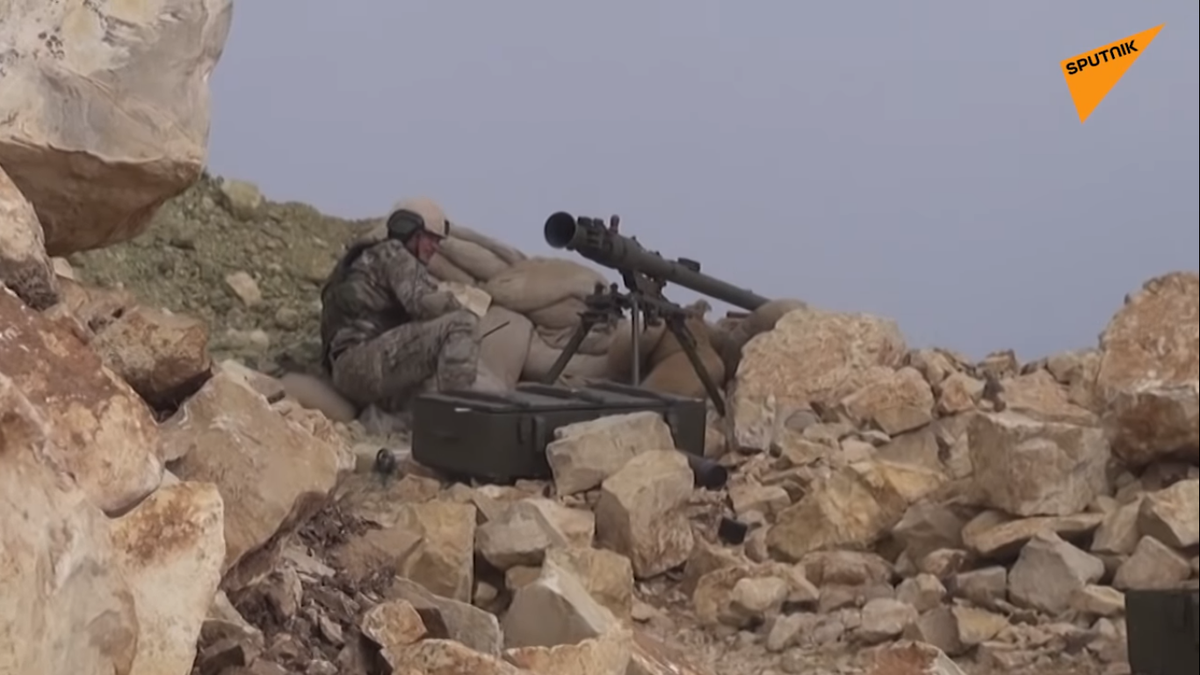 Dựa theo hình ảnh từ một đoạn phóng sự do hãng tin Sputnik đăng tải cho thấy Đặc nhiệm SSO tham gia hỗ trợ Quân đội Syria tấn công một tiền đồn của phiến quân thánh chiến ở vùng nông thôn Lattakia gần biên giới Thổ Nhĩ Kỳ bằng súng chống tăng không giật SPG-9. Nguồn ảnh: Sputnik.