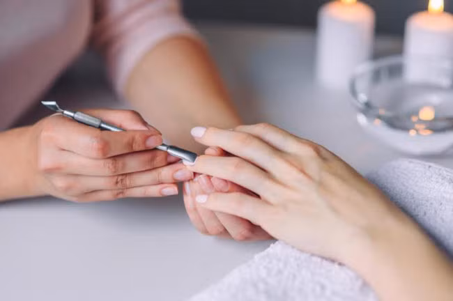 Thợ làm móng tay: Những người làm nghề sơn móng tay có nguy cao hấp thụ các hóa chất độc hại qua da cũng như qua đường hô hấp, làm tăng nguy cơ mắc bệnh ung thư, hô hấp và sinh sản.