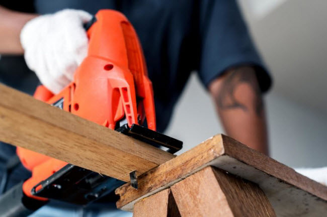 Công nhân xây dựng: Các công nhân xây dựng đối mặt với nguy cơ mắc bệnh ung thư phổi và da, do họ phải thường xuyên làm việc trong môi trường nhiều bụi và thời tiết khắc nghiệt.