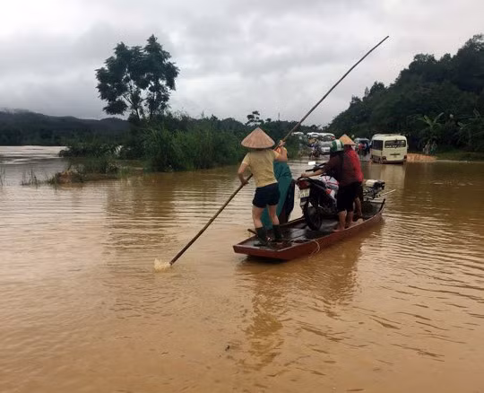 Người dân phải thuê thuyền…đi làm. Nguồn ảnh: Zing.vn