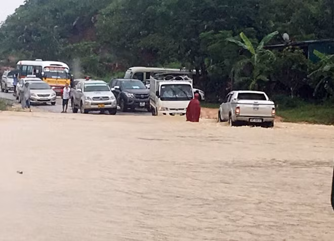 Quốc lộ 8A (đoạn thôn Cây Tắt, xã Sơn Tây, Hương Sơn, Hà Tĩnh) bị ngập nặng, gây ách tắc giao thông vào sáng 10/10. Nguồn ảnh: Zing.vn