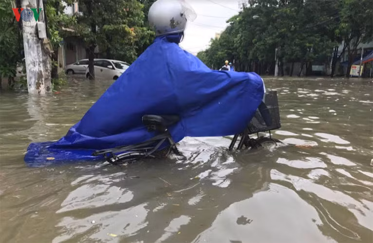 Đường phố ngập nặng đã khiến cuộc sống sinh hoạt của người dân thành Vinh bị đảo lộn hoàn toàn, học sinh phải nghỉ học. Nguồn ảnh: VOV