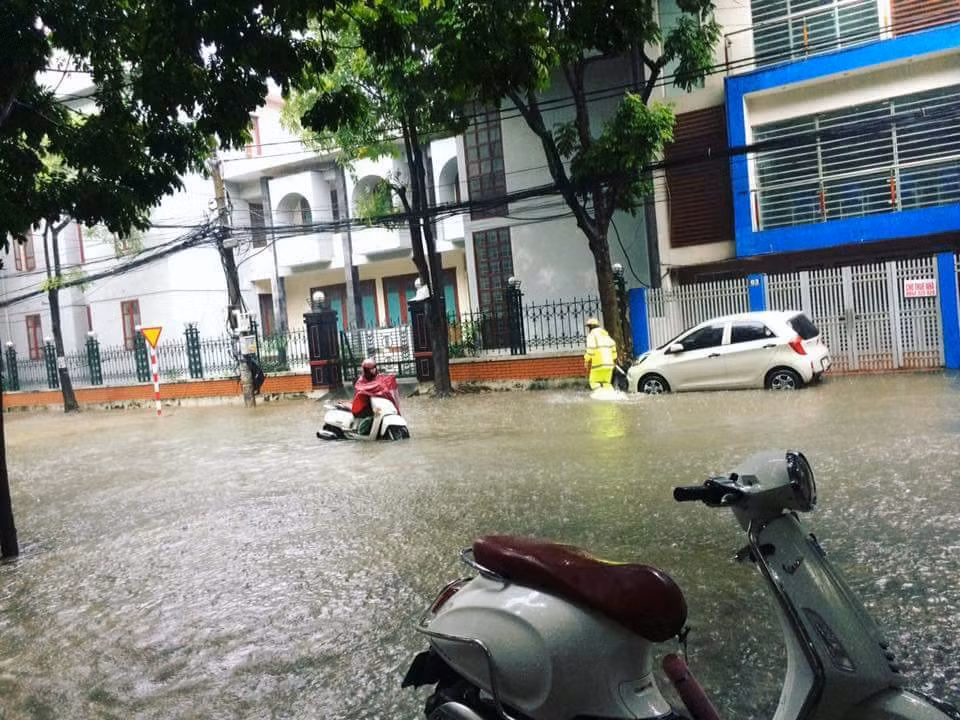 Tuyến đường trung tâm TP Thanh Hóa ngập trong biển nước. Nguồn ảnh: FB Thanh Hóa