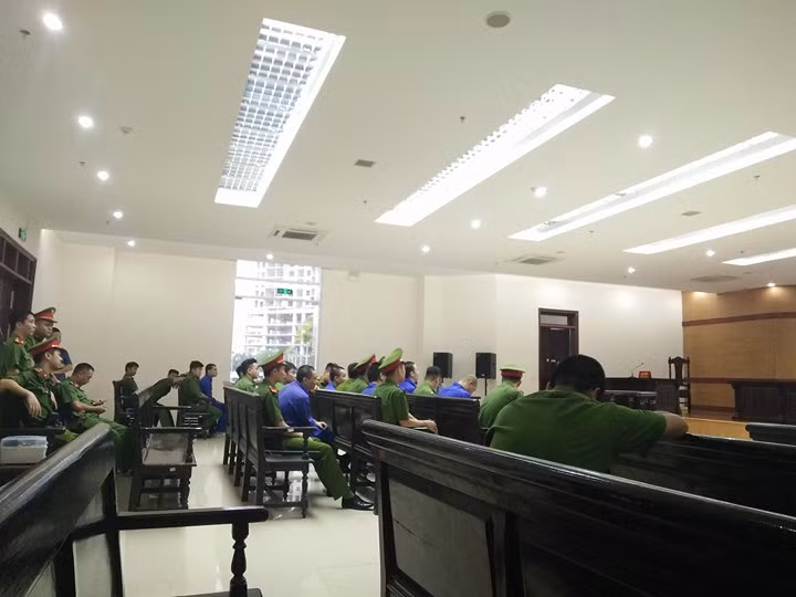 Trước đó, hôm 27/4, Nguyễn Văn Tình cùng nhiều đồng phạm bị TAND TP Hà Nội đưa ra xét xử tội Mua bán trái phép chất ma túy. Tại tòa sơ thẩm, Tình và 7 đồng phạm bị tuyên phạt án tử hình.