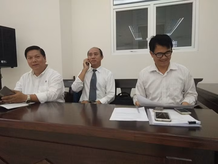 Luật sư Trương Quốc Hòe (ngoài cùng bên phải) bào chữa cho Nguyễn Văn Tình, cùng các luật sư tham gia bào chữa cho các bị cáo khác có mặt từ rất sớm.