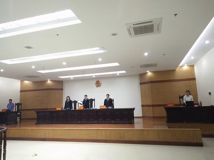 8h48 phút sáng 10/10, Chủ tọa phiên tòa bắt đầu làm việc.