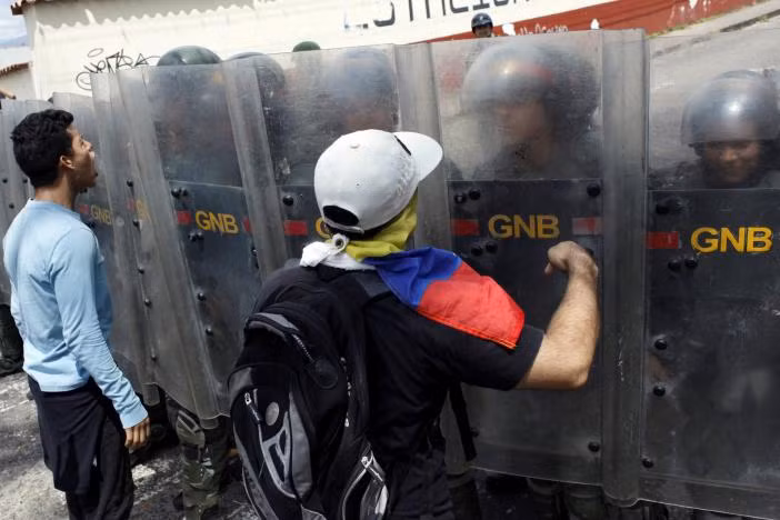 Hình ảnh trong một cuộc bạo loạn nổ ra ở Venezuela.