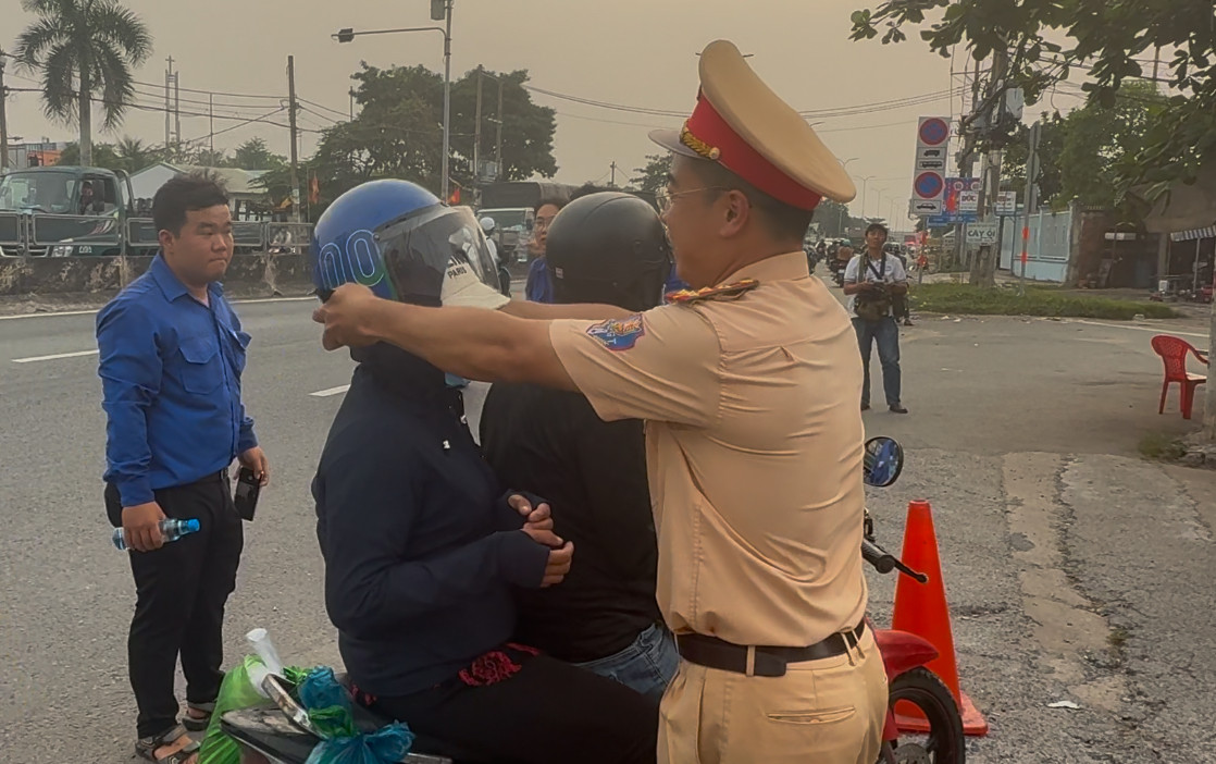 "Cuối năm trên đường về quê, được CSGT nhắc nhở và tặng nón bảo hiểm chất lượng, chúng tôi rất cám ơn các anh. Chúng tôi sẽ luôn nhắc nhở nhau về việc luôn ý thức trong việc chấp hành luật giao thông".