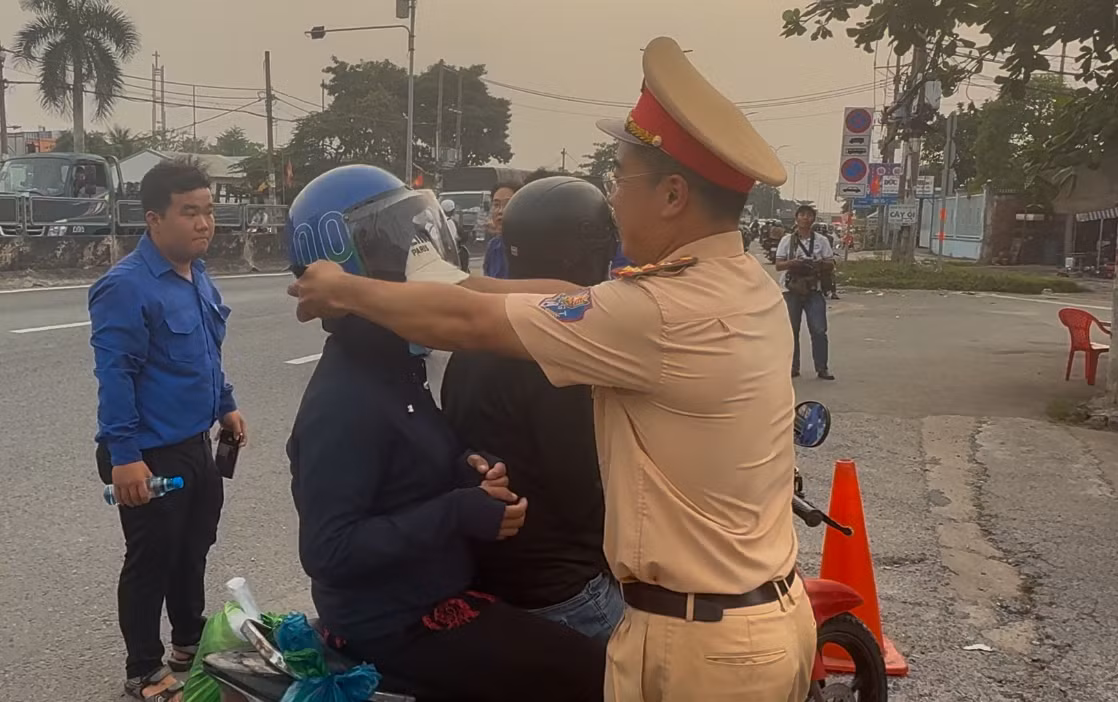 "Cuối năm trên đường về quê, được CSGT nhắc nhở và tặng nón bảo hiểm chất lượng, chúng tôi rất cám ơn các anh. Chúng tôi sẽ luôn nhắc nhở nhau về việc luôn ý thức trong việc chấp hành luật giao thông".