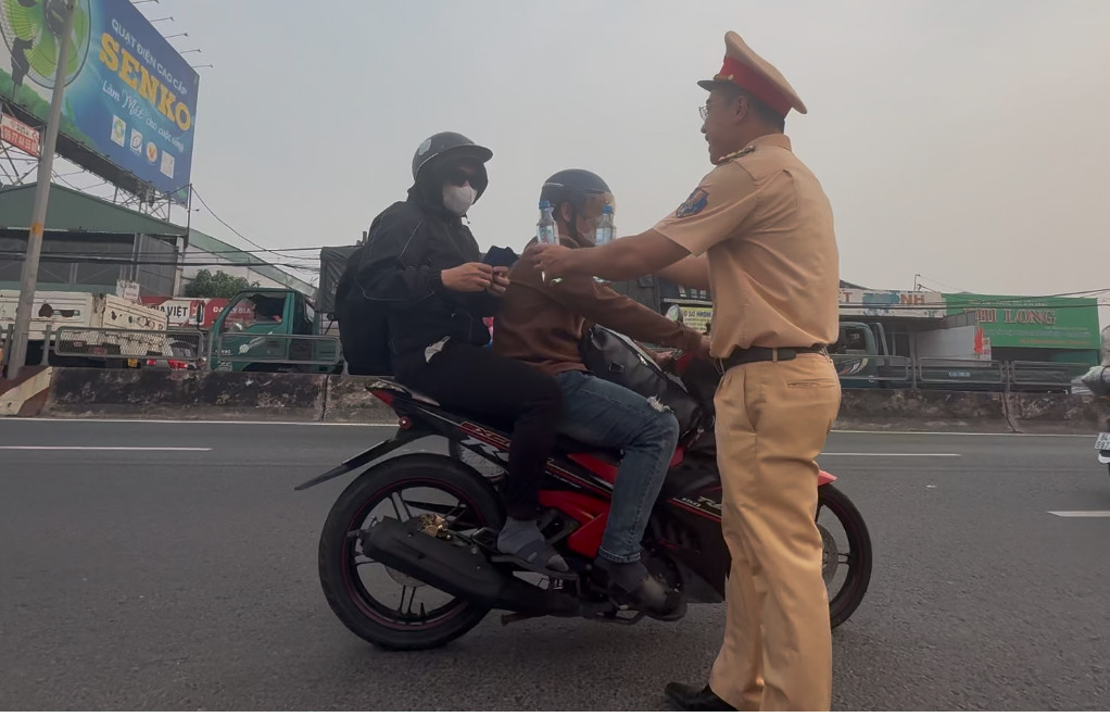 Nhằm hỗ trợ người dân có sức khoẻ và tuyên truyền về sự an toàn trên suốt hành trình về quê bằng xe máy, lực lượng Cảnh sát giao thông (CSGT) Trạm Tân Túc (Phòng CSGT Công an TP HCM) phối hợp với một số đơn vị đã "tiếp sức" người dân...