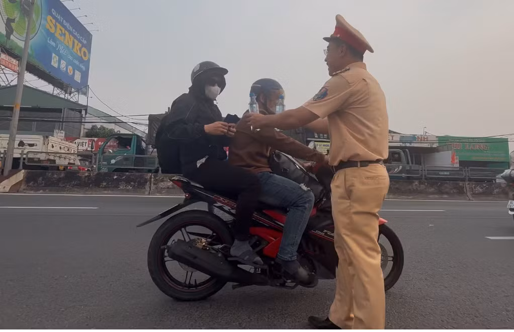 Nhằm hỗ trợ người dân có sức khoẻ và tuyên truyền về sự an toàn trên suốt hành trình về quê bằng xe máy, lực lượng Cảnh sát giao thông (CSGT) Trạm Tân Túc (Phòng CSGT Công an TP HCM) phối hợp với một số đơn vị đã "tiếp sức" người dân...