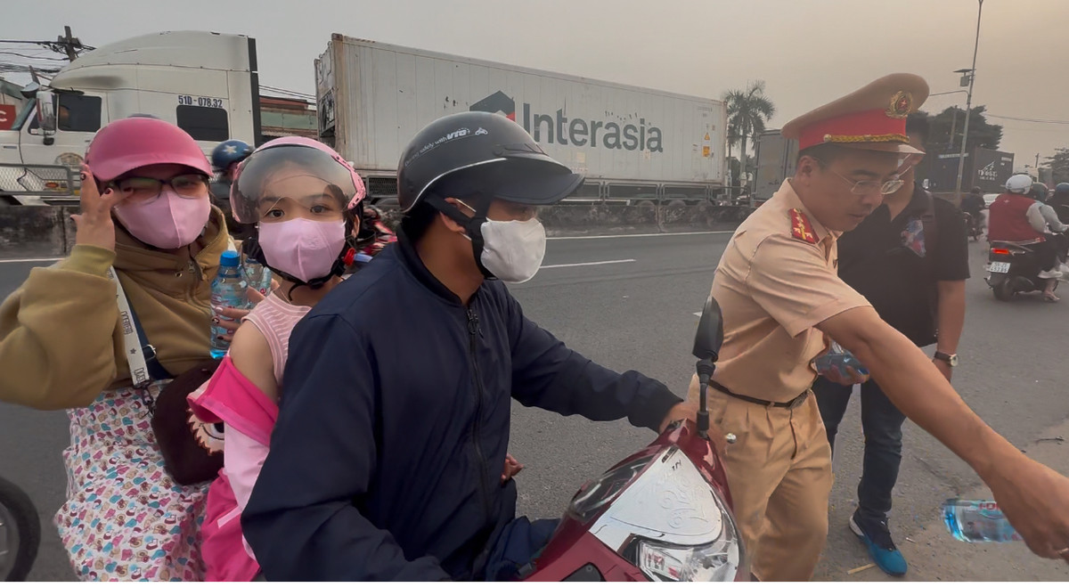 Một số trường hợp sử dụng mũ bảo hiểm không đúng quy định đã được CSGT khuyến cáo, nhắc nhở về mối nguy hiểm khi tham gia giao thông.