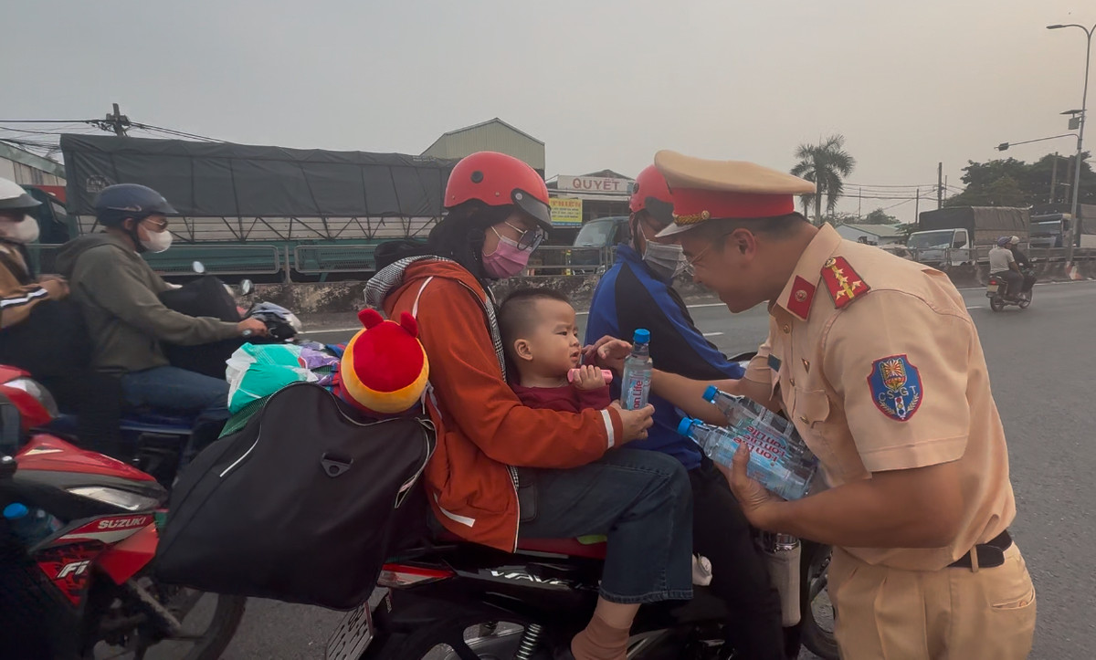 Lực lượng CSGT còn tuyên truyền người điều khiển xe các biện pháp an toàn khi lưu thông; nhất là chạy xe trên đường dài và chở theo người thân, trẻ nhỏ.