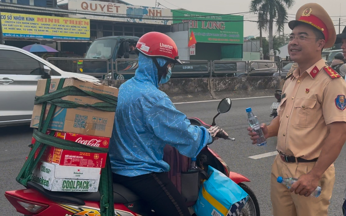 Theo đó, CSGT và các đoàn viên thuộc huyện Bình Chánh đã tặng nước suối, khăn lạnh... để bà con sử dụng trên đường về quê.
