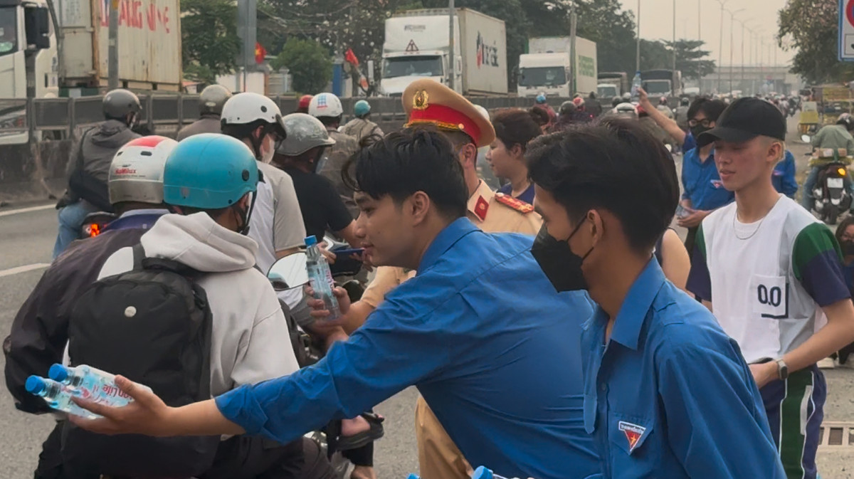 Hình ảnh vô cùng ấn tượng khi xe mang biển số các tỉnh Miền Tây như Long An, Bến Tre, Tiền Giang, Vĩnh Long, Đồng Tháp, Cần Thơ, Bạc Liêu, Hậu Giang, An Giang, Kiên Giang, Trà Vinh, Sóc Trăng... chiếm đa số trên đường di chuyển.