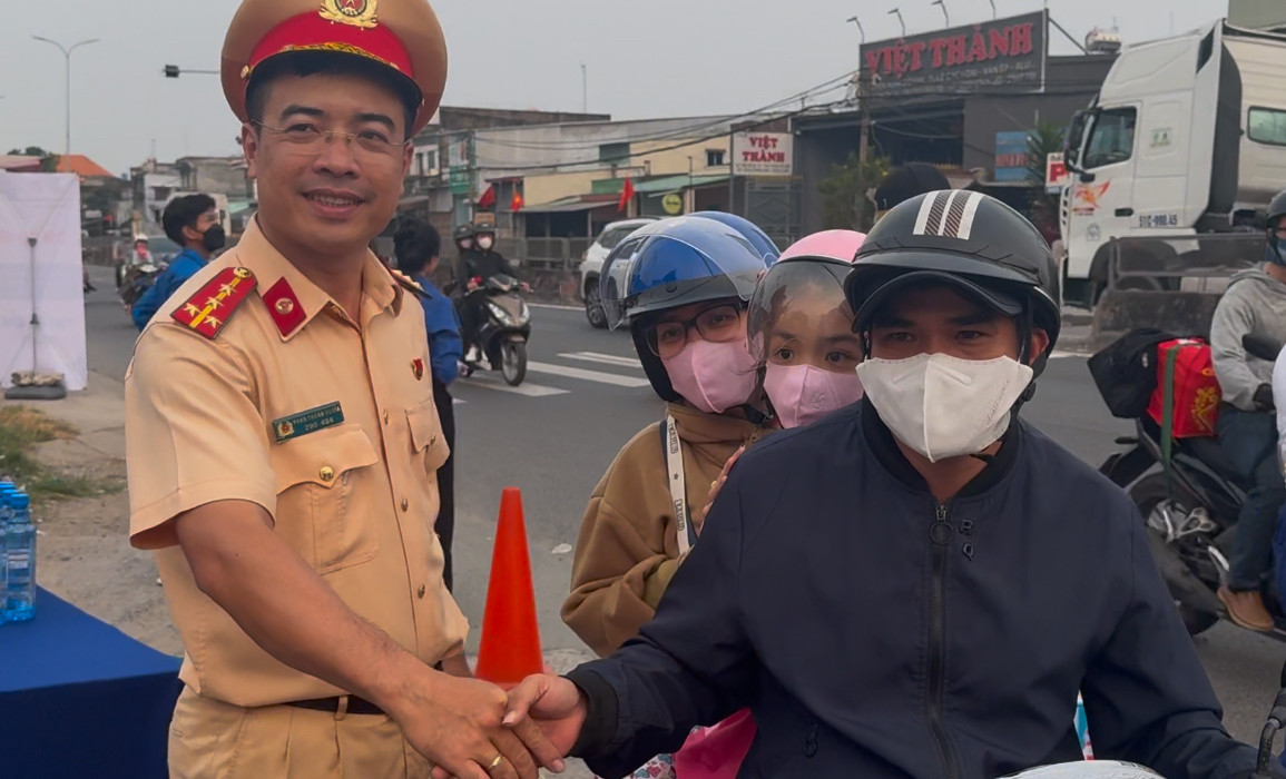 CSGT đã trao tặng những chiếc mũ bảo hiểm đúng quy chuẩn an toàn trong sự vui mừng của người dân.