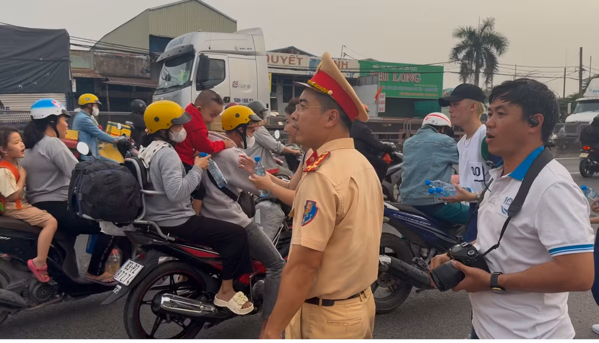 Đặc biệt đường từ TP HCM về các tỉnh Miền Tây có khoảng cách không quá xa nên người dân nhập cư chọn phương tiện di chuyển bằng xe máy.