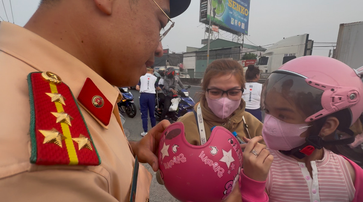 CSGT đã tuyên truyền về sự nguy hiểm, ảnh hưởng đến tính mạng với người đi trên xe máy sử dụng mũ bảo hiểm kém chất lượng.