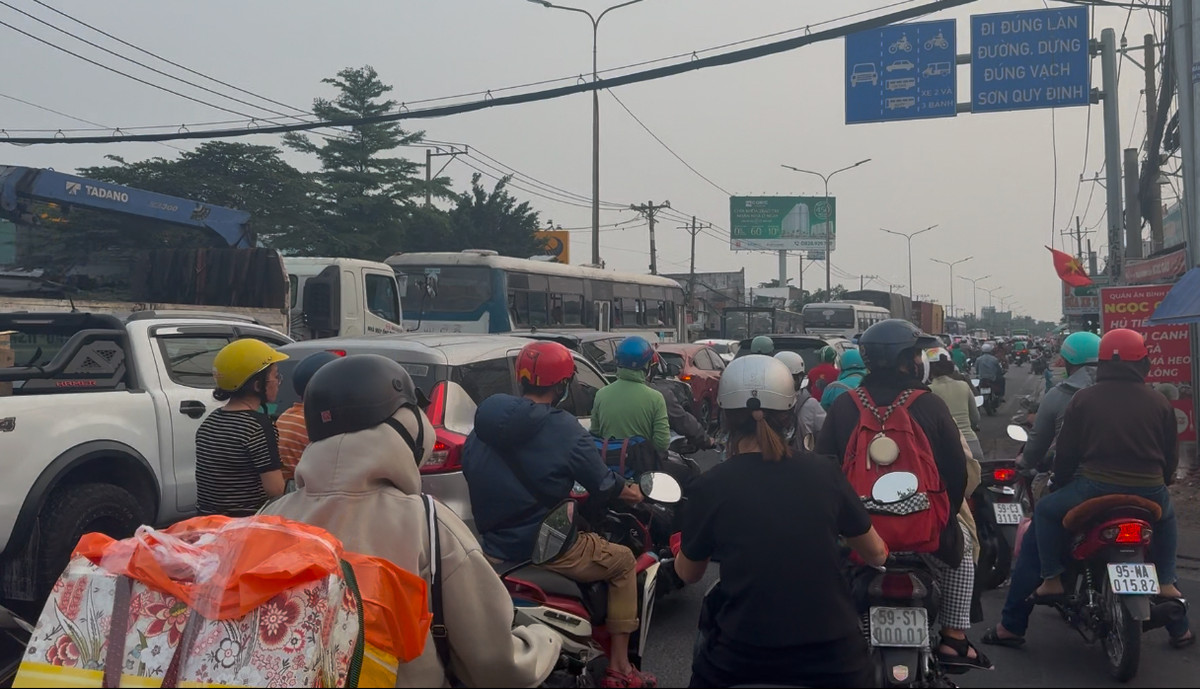 Cuối giờ chiều 24/1 (25 Tết Ất Tỵ), ngày làm việc cuối cùng chính thức nghỉ Tết, nhiều cửa ngõ từ TP HCM về các tỉnh như: QL1 (tên đường mới là Lê Khả Phiêu, đoạn qua huyện Bình Chánh) về các tỉnh Miền Tây; QL1A (giáp tỉnh Bình Dương) về các tỉnh Miền Trung, phía Bắc... tấp nập phương tiện.