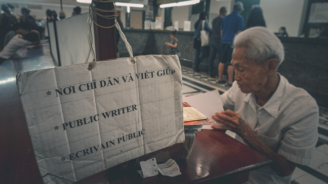 Viết thư thuê là một nghề phổ biến thời bao cấp. Với nghề này, cần chữ đẹp và có khả năng viết lách. Nếu biết ngoại ngữ, với những bức thư viết bằng tiếng nước ngoài thì sẽ được trả thủ lao gấp 3-5 lần. Trong ảnh là ông Dương Văn Ngộ (sinh năm 1930), người viết thư thuê cuối cùng ở Sài Gòn. Ảnh: Phụ nữ online.