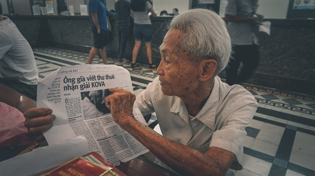 Ông từng nhận được “Giải thưởng KoVa năm 2016” vinh danh về Sống đẹp khi đã viết hàng ngàn bức thư tay bằng tiếng Anh, Pháp, Việt.