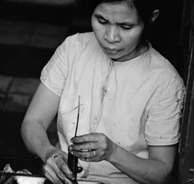 Đồ nghề để bơm mực cũng không có gì phức tạp, chỉ gồm có một chiếc ống tiêm với xi-lanh và ống ruột để chứa mực, một chút bông, cồn để tẩy mực và mực bút bi. Ảnh: Dân Việt.