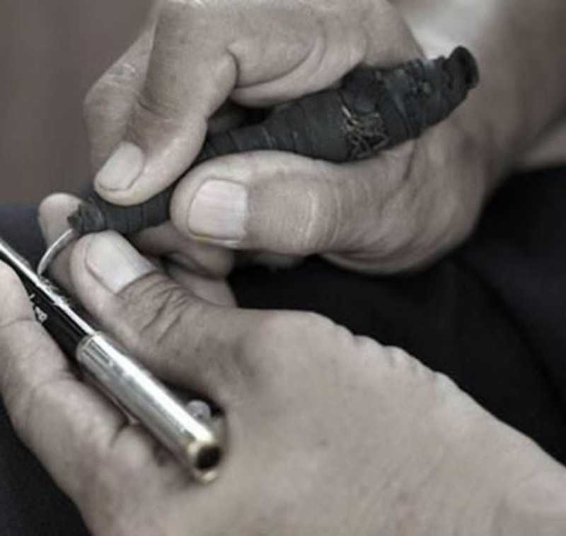 Người thợ bơm mực cũng chuẩn bị vài viên bi cùng với một cái dùi nhỏ đề phòng trường hợp đầu viết bi bị hỏng thì có bi để thay ngay.