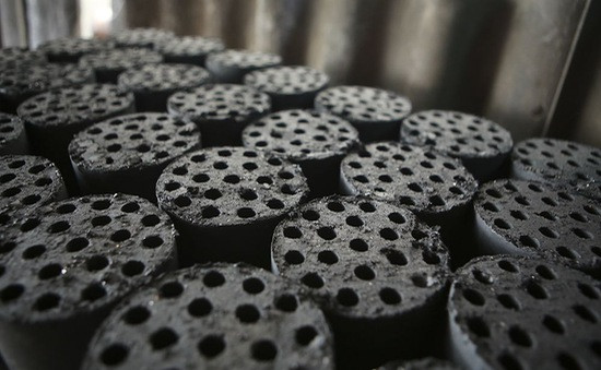 Nghề ép than tổ ong: Thời bao cấp, nguyên liệu, chất đốt khan hiếm, người ta phải mua than cám, độn thêm mùn cưa hay trấu, rồi trộn với bùn non cho dẻo và dễ dính, xong vắt thành từng cục hoặc áp thành từng bánh hình tròn có lỗ như tổ ong. Nghề này đến nay vẫn còn tồn tại, nhưng người ta cũng ít dùng dần, do khí đốt từ than ảnh hưởng tới sức khỏe.