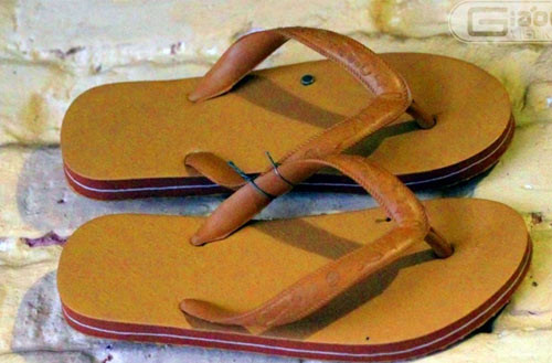 Nghề hàn dép. Đây là một nghề phổ biến thời bao cấp. Những chiếc dép thời bao cấp rất quý, khi bị đứt quai, có thể mang ra ngoài hàng để hàn lại.