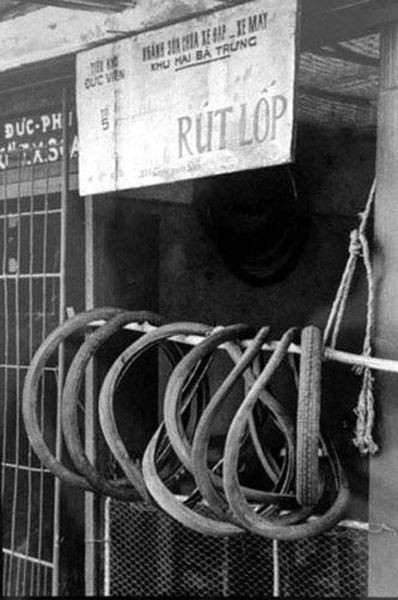 Nghề lộn xích xe: Ngày đó, chủ yếu chỉ đi xe đạp, nên nghề lộn xích xe cũng chủ yếu cho xe đạp. Với những tiệm có tay nghề khá hơn thì lộn cả xích xe máy.