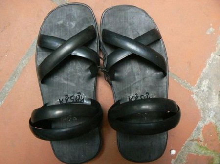 Ngày đó, chỉ khi nào không thể sử dụng được nữa, những chiếc dép mới được bỏ đi.